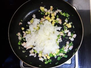 虾仁玉米笋丁炒饭,加入米饭
