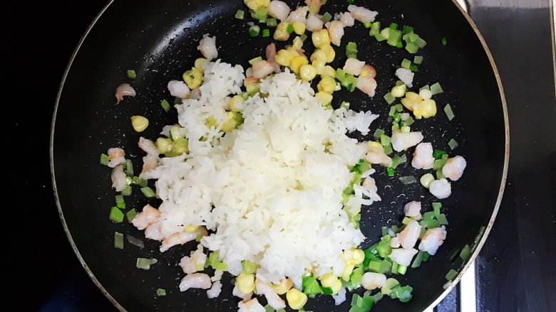 虾仁玉米笋丁炒饭,加入米饭