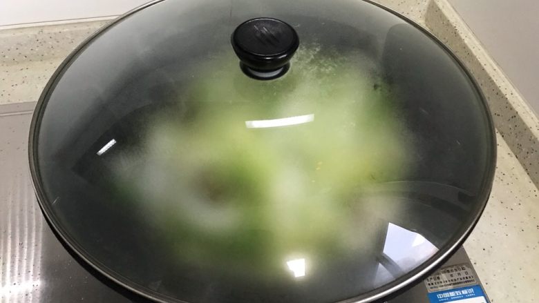 黄白菜青椒炒酱肉,盖上锅盖，转中小火，煮1-2分钟