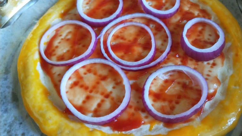 新文美食  自制披萨饼,摆放洋葱圈。
