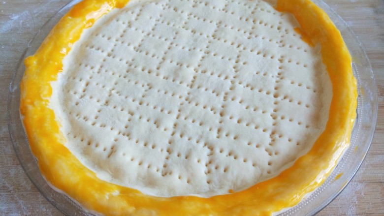 新文美食  自制披萨饼,在用刷子沾蛋黄刷边。