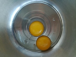 蛋黄小饼干,一个蛋黄和一个全蛋打入盆里