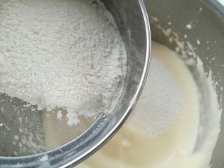 蛋黄小饼干,筛入低筋粉和泡打粉