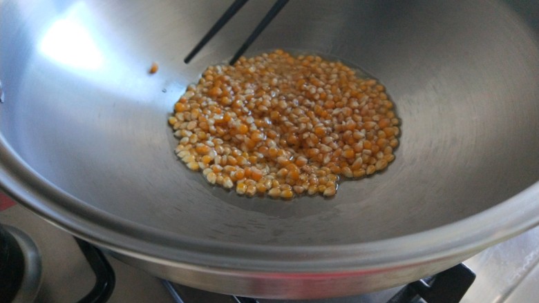 新文美食  自制爆米花,开开小火炒玉米粒。