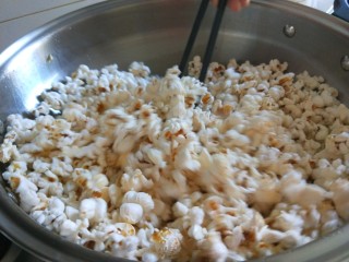 新文美食  自制爆米花,打开锅盖玉米花就完全爆好了，在倒入盆中。