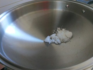 新文美食  自制爆米花,在次开火，放入20白糖。