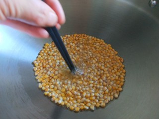 新文美食  自制爆米花,让玉米粒均匀受热。