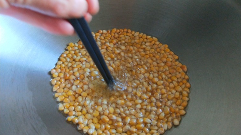 新文美食  自制爆米花,让玉米粒均匀受热。