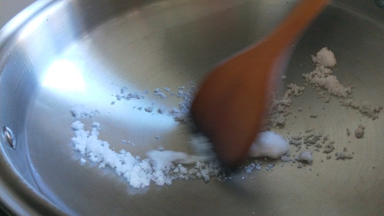 新文美食  自制爆米花,直接炒白糖不加油。