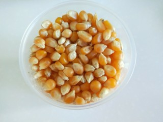 新文美食  自制爆米花,玉米一百克备用。