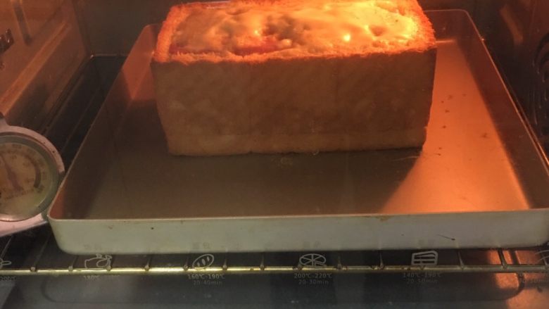 土豆泥奶酪面包,烤箱预热至180度，烤制30分钟。
