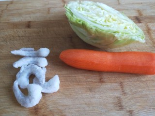 新文美食  莲花蒸饺,胡萝卜去皮洗干净。圆白菜洗干净切半个，虾仁解冻。