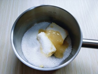 俄罗斯提拉米苏#异国美食#,将幼砂糖，黄油，蜂蜜放入器具中。