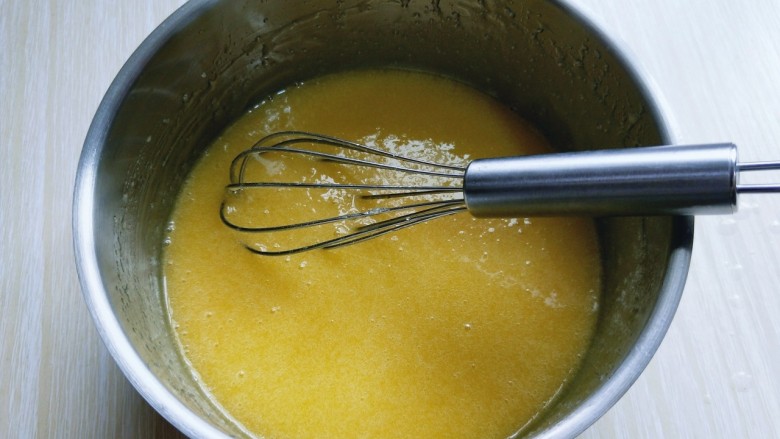 俄罗斯提拉米苏#异国美食#,用手动打蛋器充分抽打均匀，融为一体！