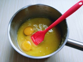 俄罗斯提拉米苏#异国美食#,再加入鸡蛋。