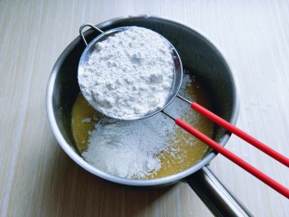 俄罗斯提拉米苏#异国美食#,筛入低筋面粉。（不可以省略）