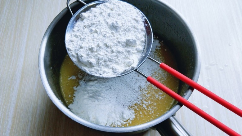 俄罗斯提拉米苏#异国美食#,筛入低筋面粉。（不可以省略）