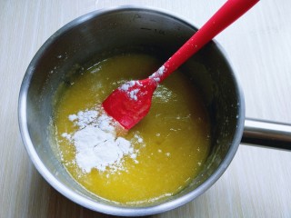 俄罗斯提拉米苏#异国美食#,融化后加入苏打粉，搅拌均匀无干粉。