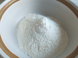 新文美食  莲花蒸饺,加入200克面粉。
