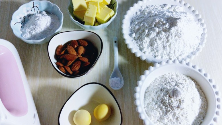 杏仁玛格丽特饼干&入口即化,将所有食材称重，提前煮熟的鸡蛋，将蛋黄取出。