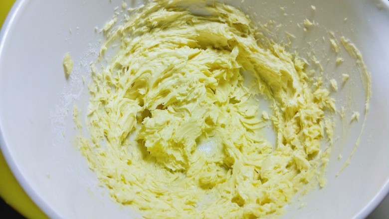 杏仁玛格丽特饼干&入口即化,启动电动打蛋器，打至黄油体积膨大。