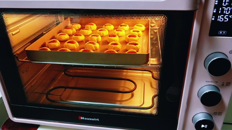 杏仁玛格丽特饼干&入口即化,烤箱上管170度，下管165度，烤盘入烤箱中层，烤13-15分钟(每家烤箱温度不同，温度及时间适当调整，根据自己烤箱性能来)