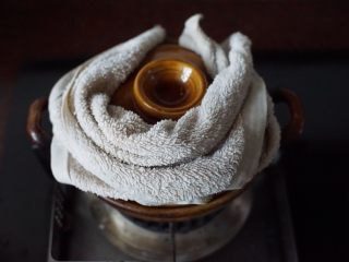 鳝鱼煲仔饭,最后在锅的边缘气孔处围上一条热毛巾，烧2分钟后关火焖15分钟即可