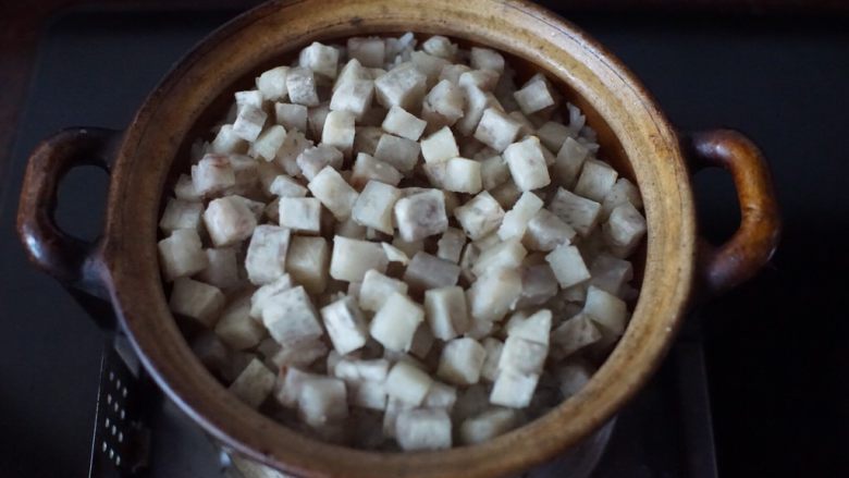 鳝鱼煲仔饭,放入煎炸好的芋头粒，盖上锅盖焖1分钟