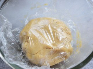 广式花生月饼,包保鲜膜，静置2小时