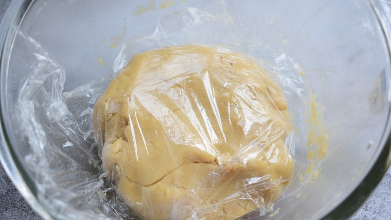 广式花生月饼,包保鲜膜，静置2小时