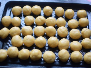 广式花生月饼,月饼皮也分成40份，揉成圆球，重量在20克左右