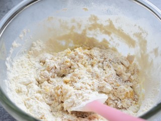 广式花生月饼,加入面粉，用刮刀拌匀