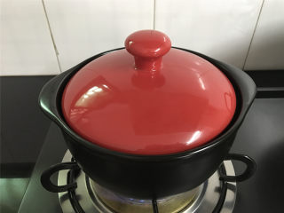 桂圆红枣雪梨,大火煮开后转中小火焖煮30分钟。