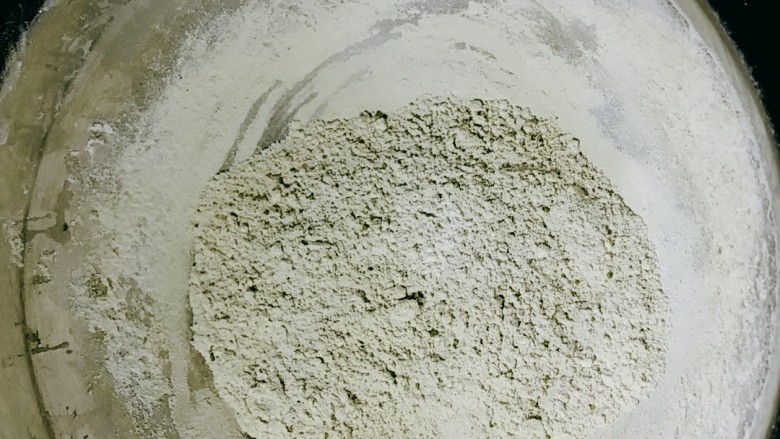 双色豆沙酥（玉米油版）,取43g低粉，加入1g抹茶粉拌匀。
