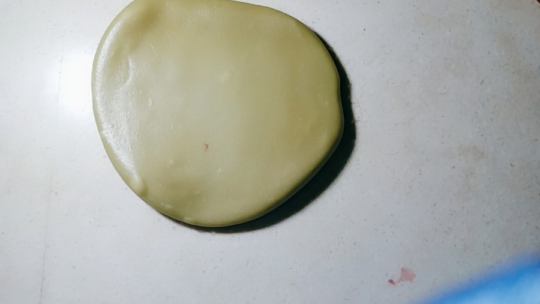 双色豆沙酥（玉米油版）,绿色面团，轻柔压平。