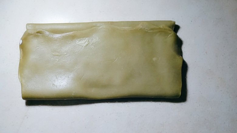 双色豆沙酥（玉米油版）,擀成长25厘米，宽12厘米左右面片后，叠成3折。