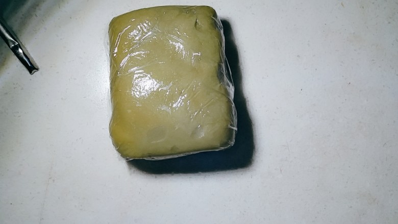双色豆沙酥（玉米油版）,叠成方块盖保鲜膜静置15分钟。重复31-41步。
