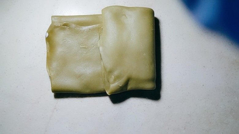 双色豆沙酥（玉米油版）,叠好后的面块按长边再次叠3折。