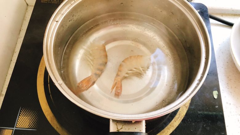 鸡蛋鲜虾卷-1周2以上宝宝辅食,锅里水烧开放入虾，煮5分钟。