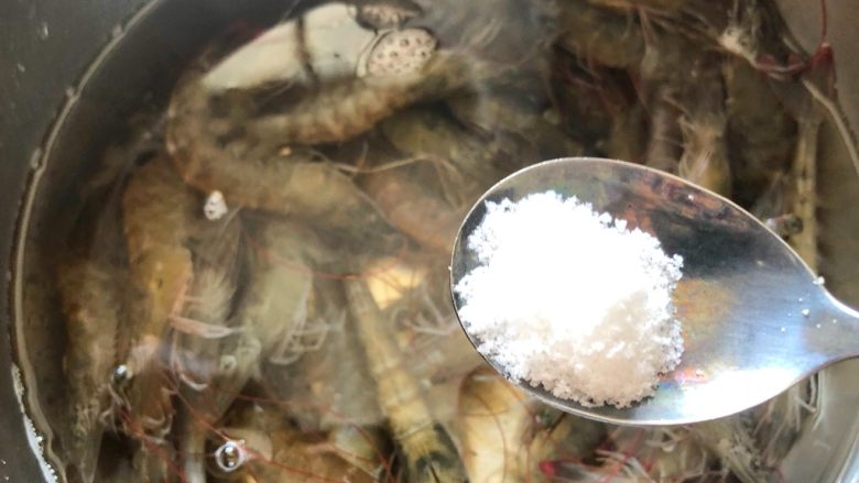 串串虾,明虾洗净放入盆里，倒入清水，加入一勺盐，浸泡20分钟