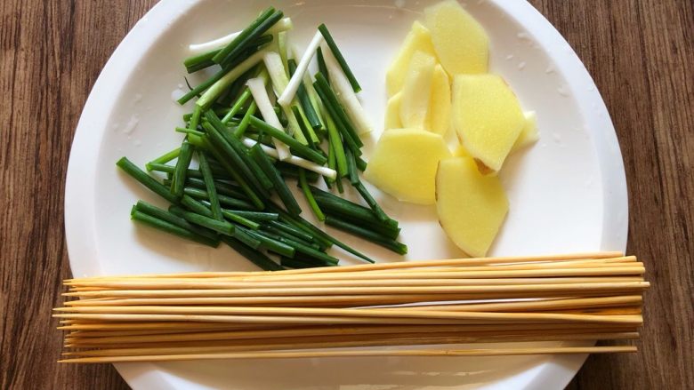 串串虾,竹签冲洗干净，葱洗净切段，生姜洗净去皮切片