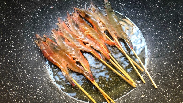 串串虾,锅里放入适量油，把虾串放入煎制