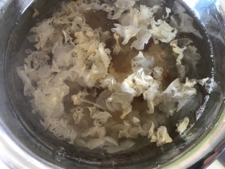 桃胶皂角米银耳羹
加了黑糖就不同,加入泡好的桃胶皂角米中