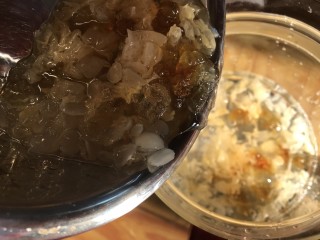 桃胶皂角米银耳羹
加了黑糖就不同,倒入养生壶中，加入冰糖
