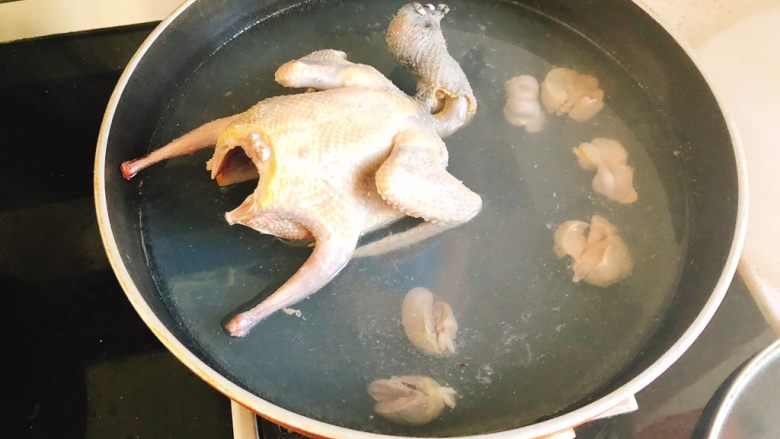 百合炖鸽子-滋补好汤,锅里烧开水后放入鸽子捞1分钟去除血水。