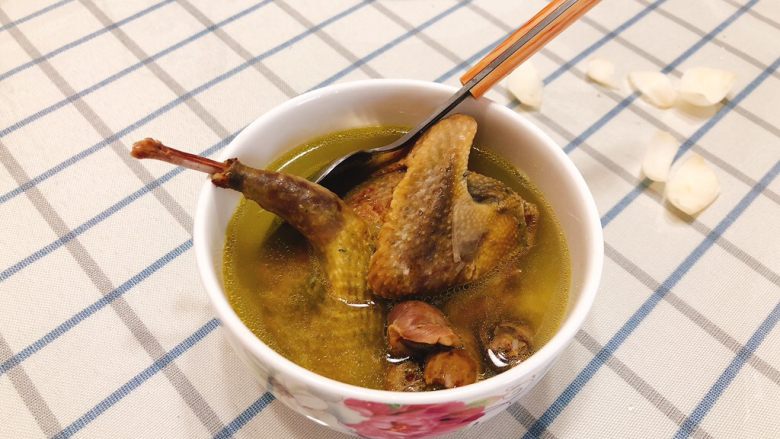 百合炖鸽子-滋补好汤,成品肉质柔嫩，稍微一撕就可撕出一片肉来。