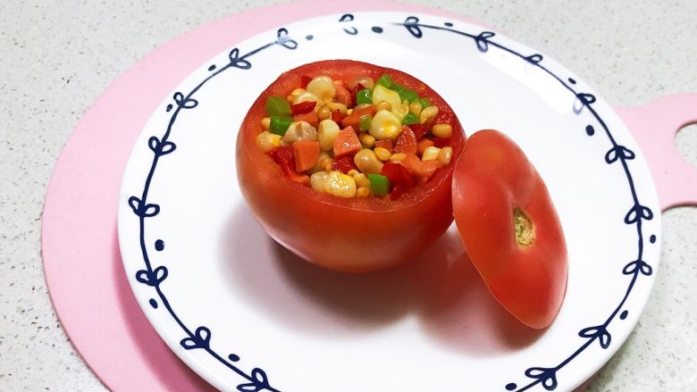 宝宝健康食谱   什锦火腿番茄盅,把炒好的什锦火腿放入番茄盅里