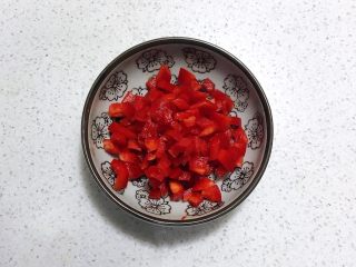 宝宝健康食谱   什锦火腿番茄盅,把半个彩椒切成小丁