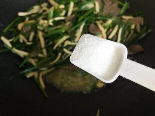韭苔香干炒牛肉丸子片,待锅内汤汁差不多收紧，加一小勺细盐