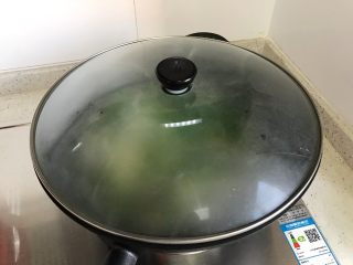 韭苔香干炒牛肉丸子片,盖上锅盖，转中小火，煮2分钟